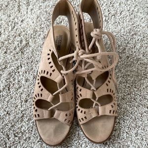 Lace up sandals with heel